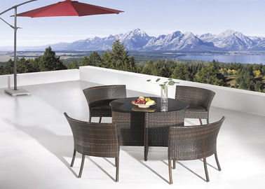 I mobili da giardino del rattan di 4 Seater mettono intorno al tavolo da pranzo ed alle sedie di vetro